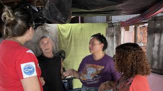 Com sua família vicentina, ele faz questão de fazer uma oração ao final da visita